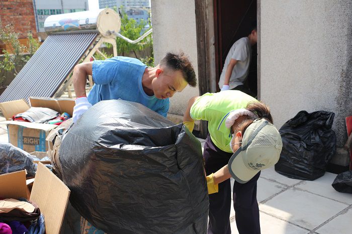 收运垃圾。刘萌萌 摄.JPG