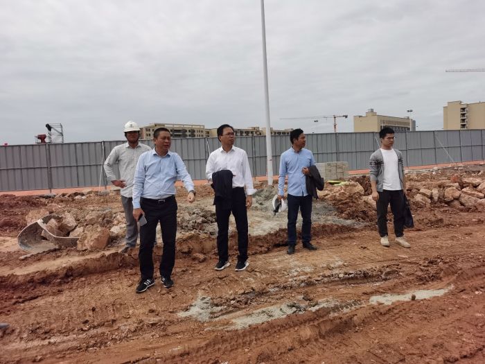 63陈祖训检查3标段图书馆地下室的土方开挖情况。黄雷冬 摄.jpg