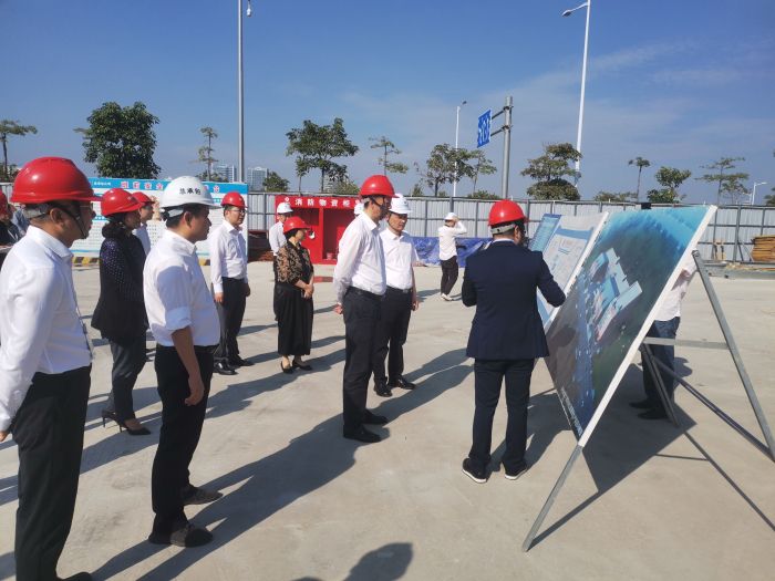 1603963260881979.jpg 考察团听取项目情况介绍.jpg