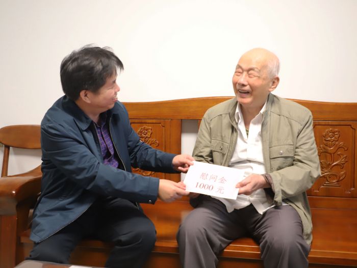 1606964622405918.jpg 1送上慰问金.jpg