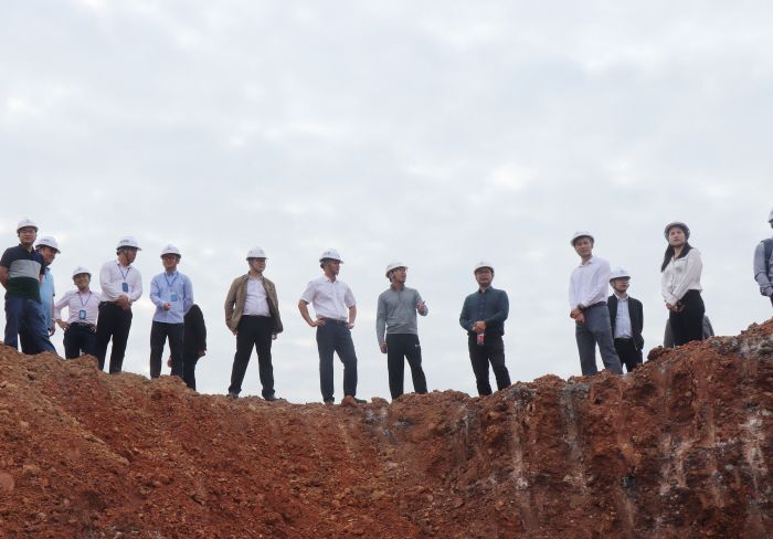 1606965106332463.jpg 实地调研。 杨俊峰 摄.jpg