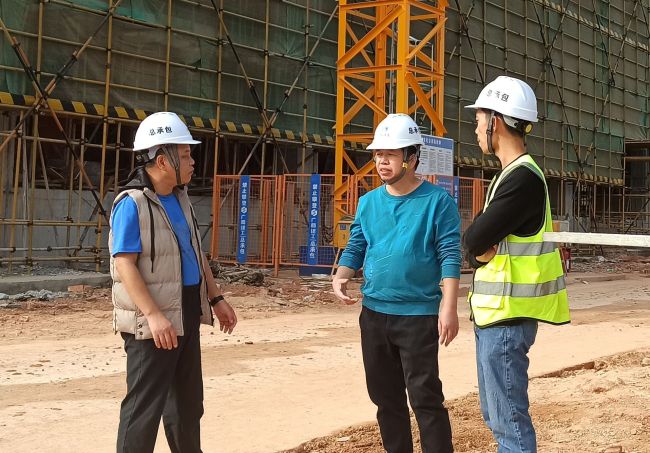 13深入现场查看。林子薇 摄.jpg
