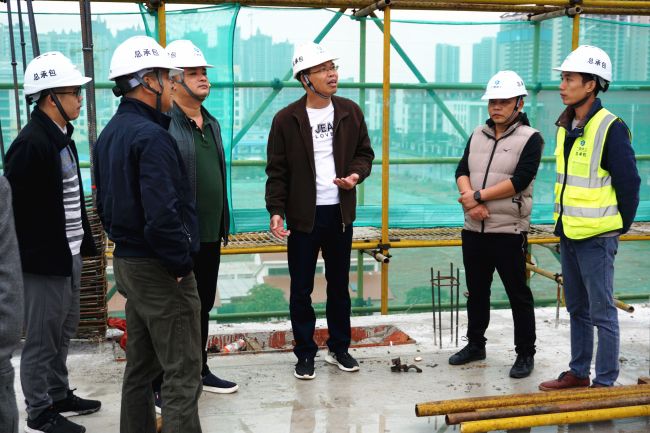 查看现场施工情况。黄俊涵 摄.jpg