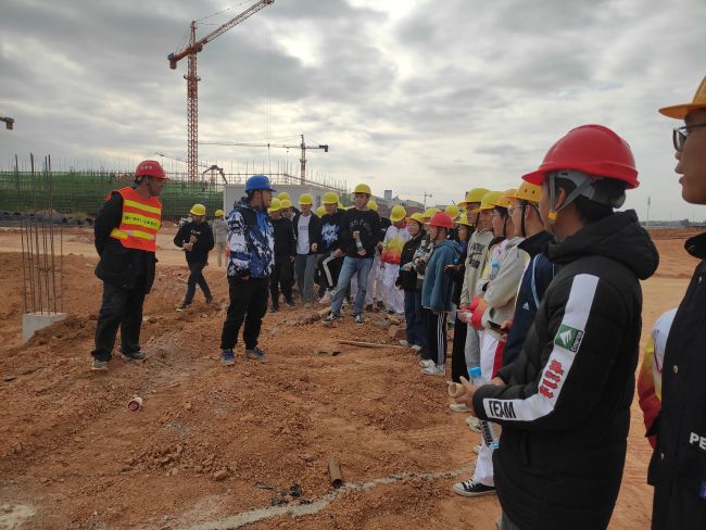 1607566189779606.jpg 广西工业职业技术学院组织学生到六分公司项目观摩学习.jpg