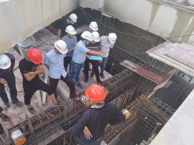 1607586517486689.jpg 2项目管理人员现场讨论技术难点(修图).jpg