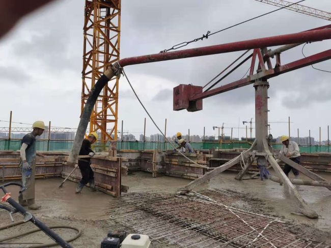 5 8#楼封顶施工现场。刘世威 摄.jpg