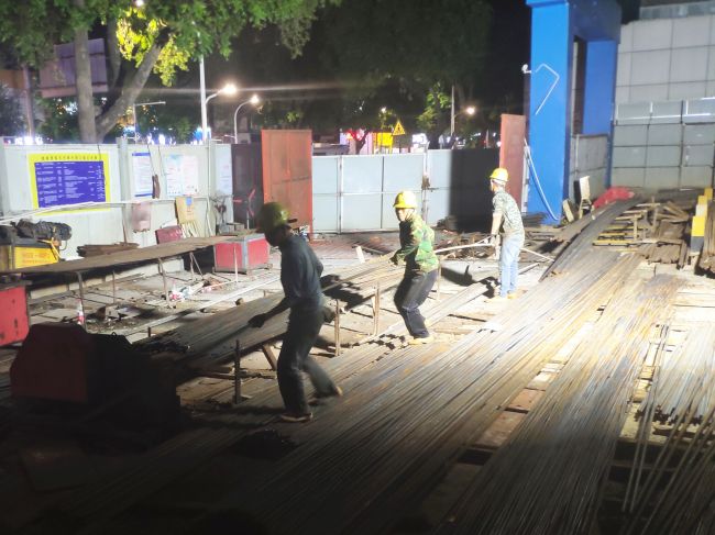 1607587452134525.jpg 型钢梁钢筋昼夜连班制作绑扎。屈元彪摄.jpg