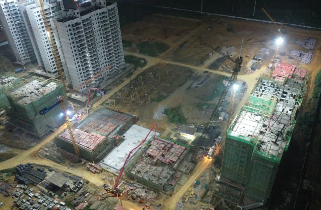 1607589275694102.jpg A地块夜间多个楼栋同时浇筑混凝土。卢瑞阳 摄.jpg