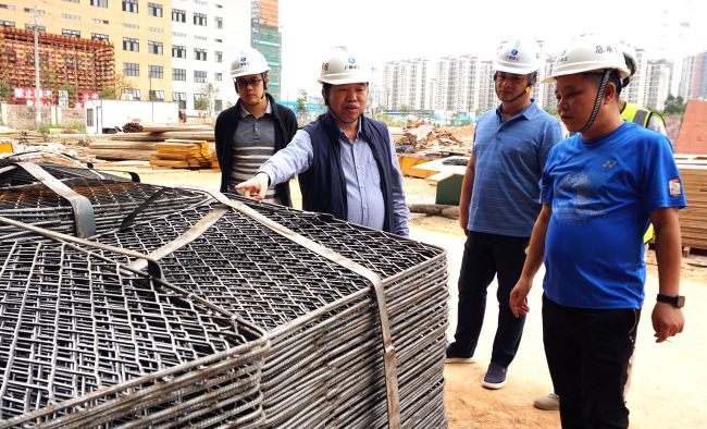 公司党委副书记、纪委书记、工会主席岑廷义深入现场查看。谢微旋 摄.jpg