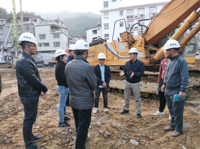 【曾总】到金秀民族小学项目检查。黄庆福 摄.jpg