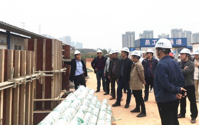 观摩现场，大家认真学习。雷嘉兴 摄.jpg