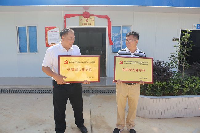 1621935599159303.jpg 互赠牌匾。张钊林 摄(修图).jpg