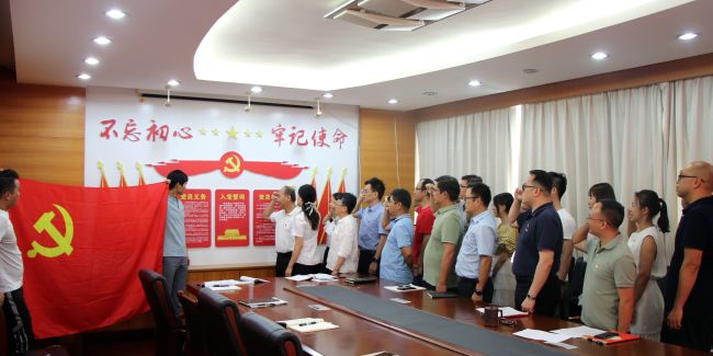 1626419221906765.jpg 重温入党誓词。王威海 摄.jpg