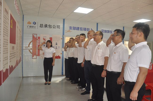 1626419453118333.jpg 重温入党誓词。王瑾贞 摄(修图).jpg