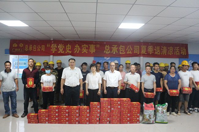 “送清凉”活动合影。张钊林 摄（修图）.jpg