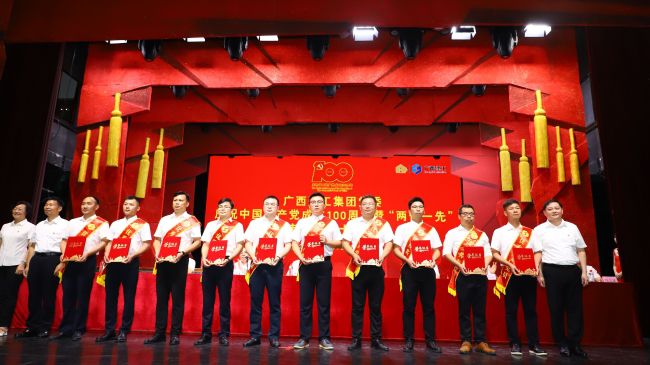 1626422910112872.jpg 杨祯文(右四)领取“集团公司党委2020年度优秀共产党员”奖。李立云 摄.jpg