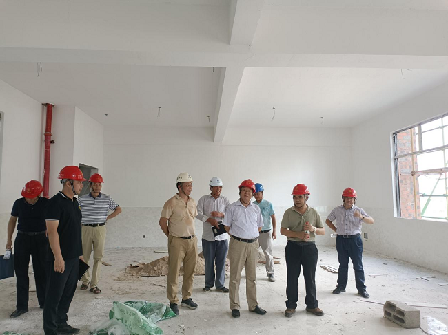 实地查看项目建设。莫杰妃 摄（修图）.png