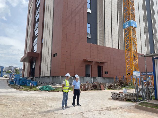 1633740924257674.jpg 岑廷义询问项目情况 林子薇摄(修图).jpg