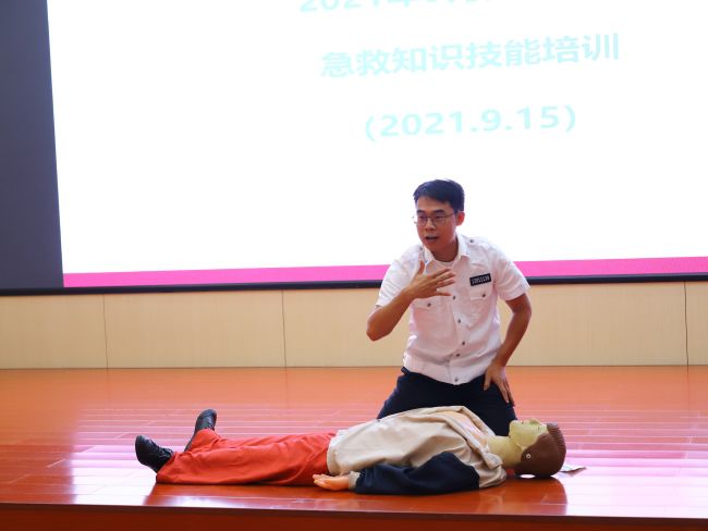 1633751633571849.jpg 1.2心肺复苏示范(修图).jpg