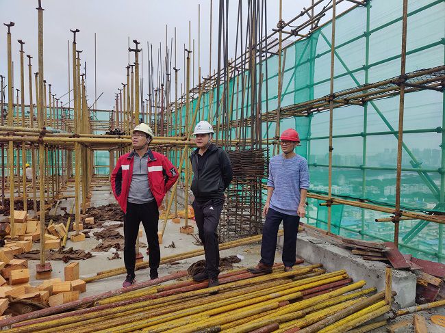 检查项目现场。卢文清 摄（修图）.jpg