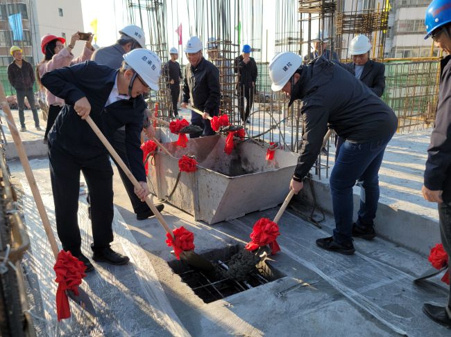 1639448918101387.jpg 封顶现场(修图).jpg