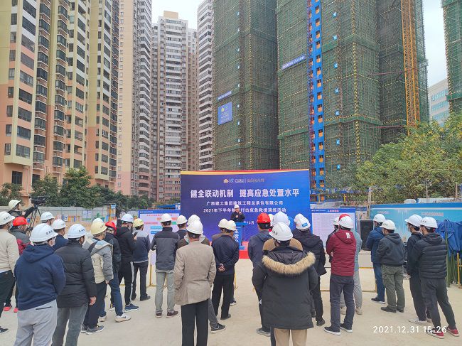 1641807759528430.jpg 陆煊对应急救援工作做指示。黄宝生 摄(修图).jpg