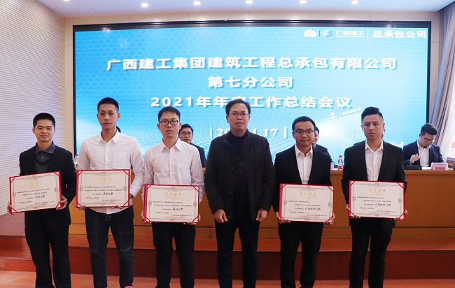 陈祖训为获奖职工颁发证书。周煜川 摄（修图）.jpg