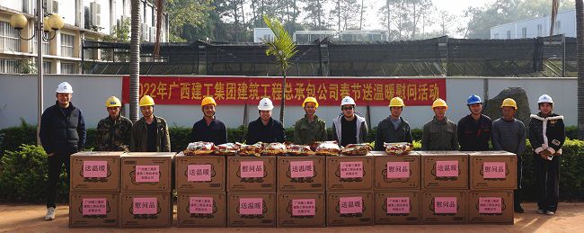 1643273459367448.jpg (修图)与一线工人合影。谢微旋 摄.jpg