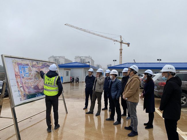 1646035370514229.jpg 听取项目建设情况汇报(修图).jpg