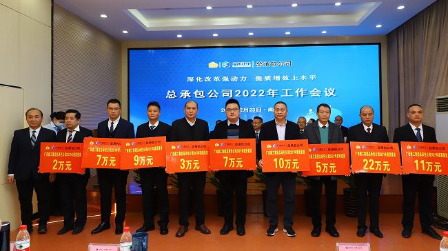 1646037106103435.jpg 3陆烜为获得“质量科技奖”的人员颁奖(修图).jpg