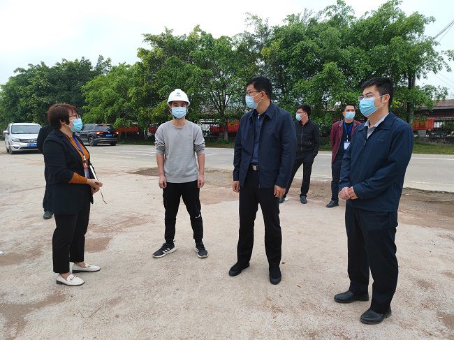 1648686809236459.jpg 秦义敏(右二)在项目视察指导工作。梁凯 摄(修图).jpg