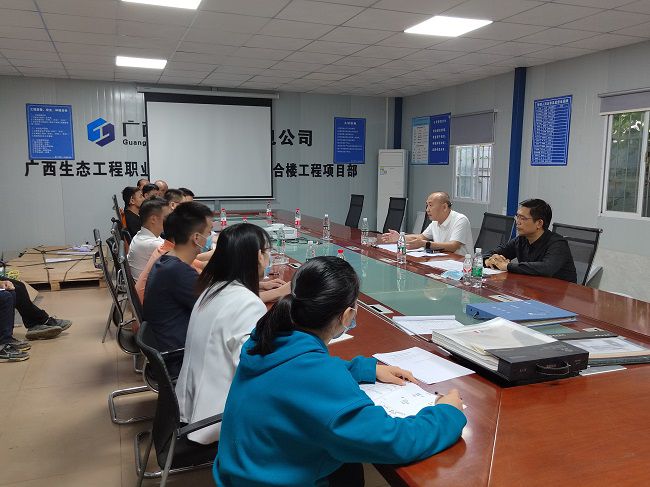 1652673199130166.jpg 陆烜在项目指导工作。潘敏宽 摄(修图000).jpg