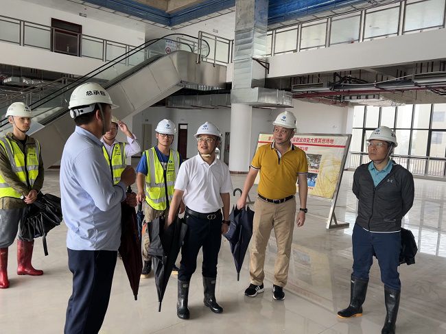 邓少新带队到广西工商职业技术学院项目检查。卢丽君 摄（修图）.jpg