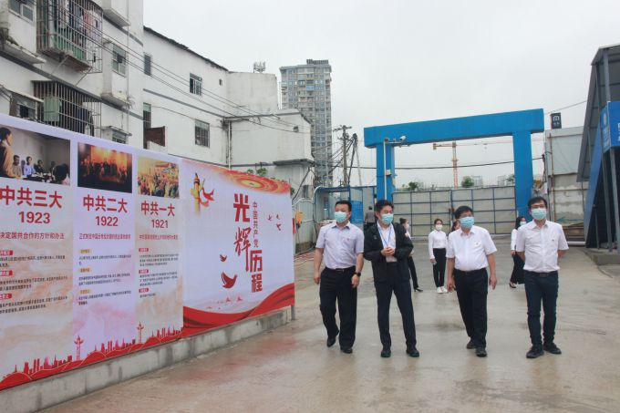 参观“红色长廊”。邓灿滨 摄（修图）.jpg