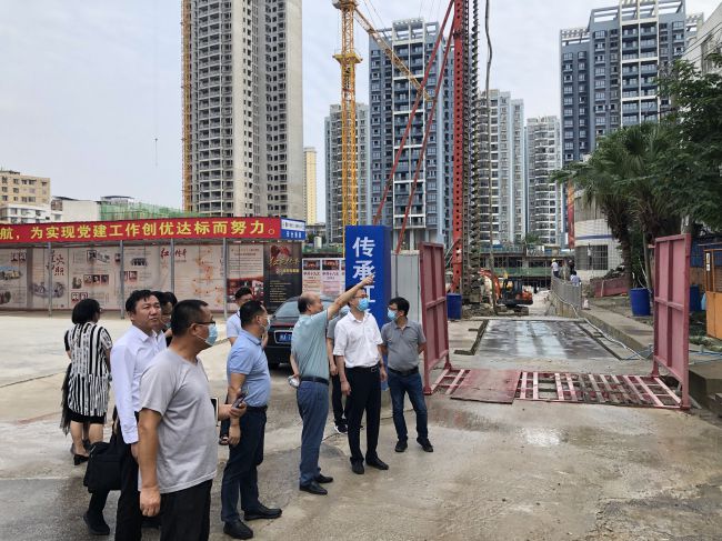 1654822510430329.jpg 检查施工现场。龚媚媚 摄(修图).jpg