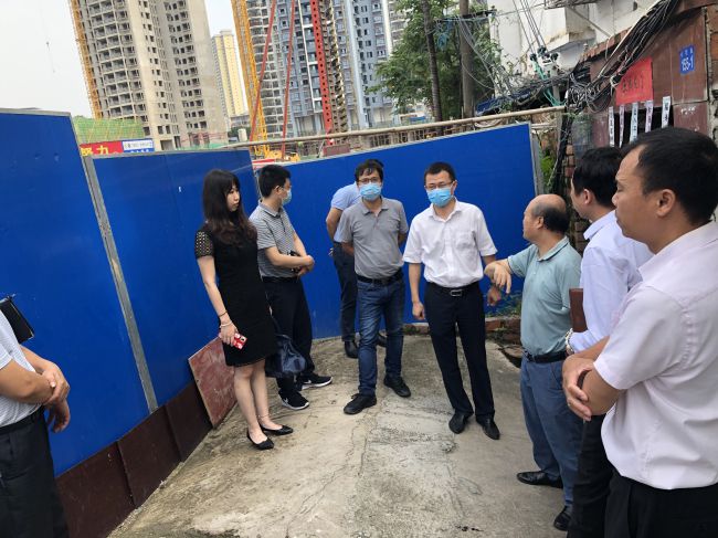 1654822518290464.jpg 走访周边群众。龚媚媚 摄(修图).jpg