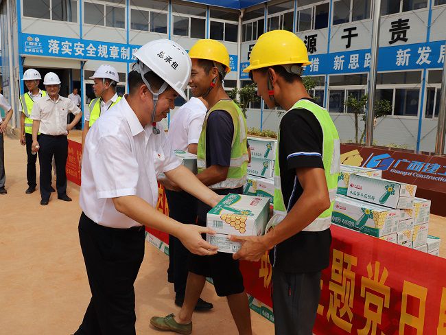 1656462417114494.jpg 把清凉饮品送到工人手中(修图)22.jpg