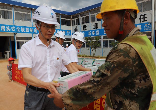 1656462425456524.jpg 把清凉饮品送到工人手中(修图)33.jpg