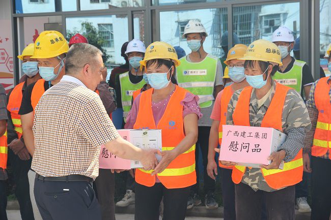 1657844312365598.jpg 为工人送上慰问品(修图).jpg