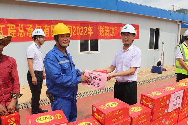 发放慰问品。张钊林 摄（修图）.jpg