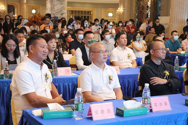 邓少新观看项目宣传影像。周煜川 摄（修图）.jpg