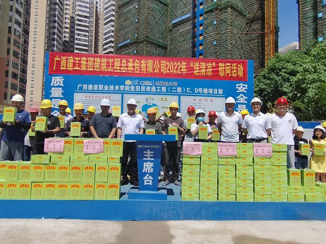 ”送清凉“慰问活动合影。潘文君 摄（修图）.jpg