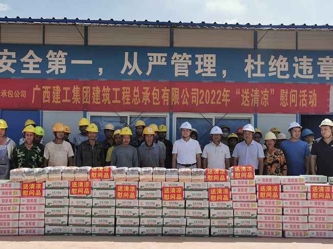 慰问活动合影。王瑾贞 摄（修图）.jpg