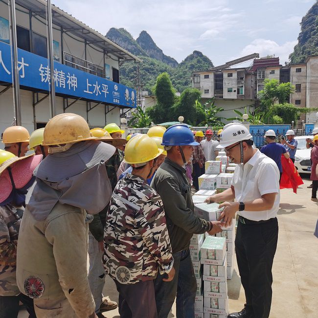 发放慰问品。陈享 摄（修图）.jpg