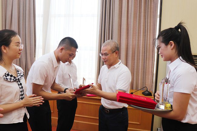 邓少新为获奖职工颁奖。周煜川 摄（修图）.jpg