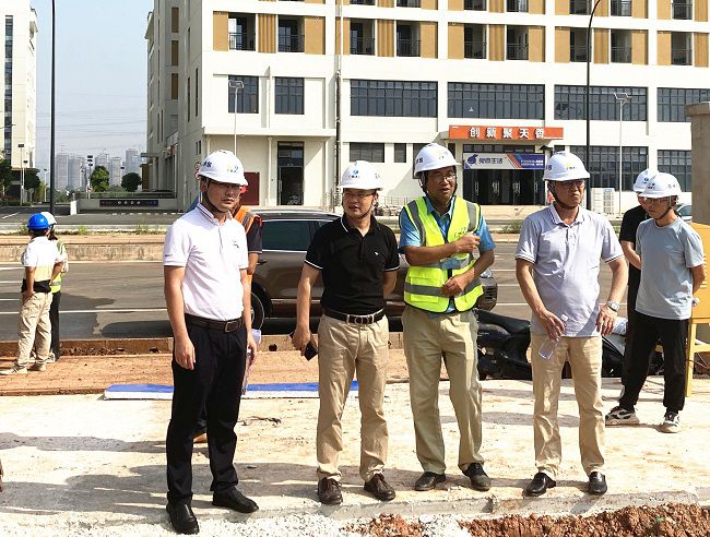 调研指导现场。张钊林 摄（修图）.jpg