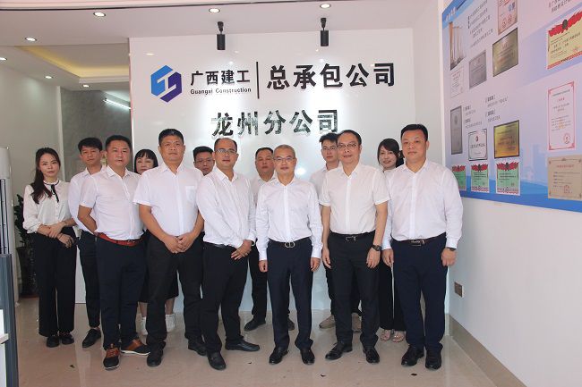 1667780792501406.jpg 公司领导与龙州分公司人员等合影(修图).jpg