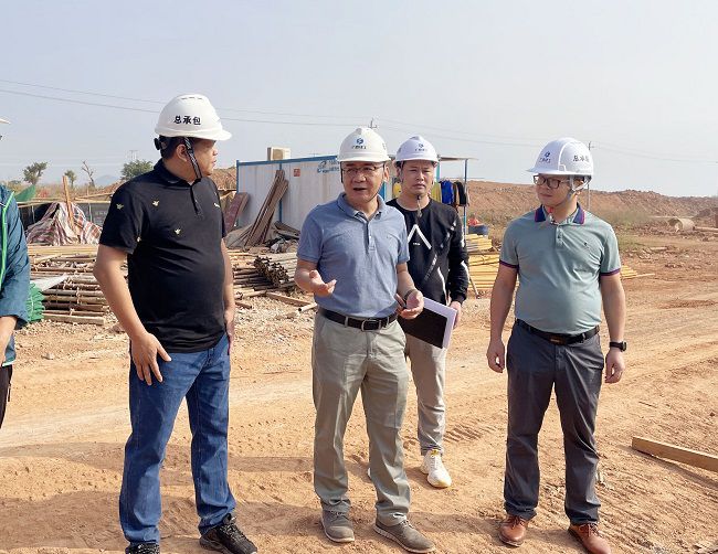 陆烜在现场指导工作。周煜川 摄（原00000图）.jpg