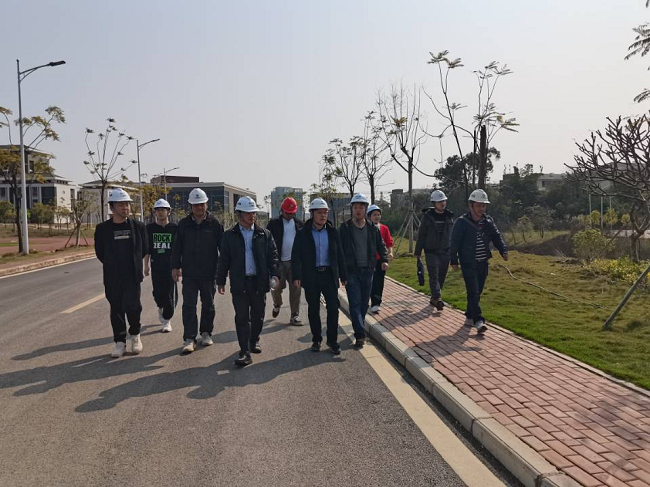 曾劲松查看项目现场。邓高越 摄（修图）.png