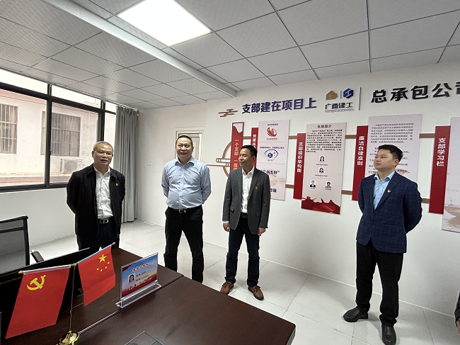 邓少新参观项目党员活动室。蔡怡灵 摄（修图）.png